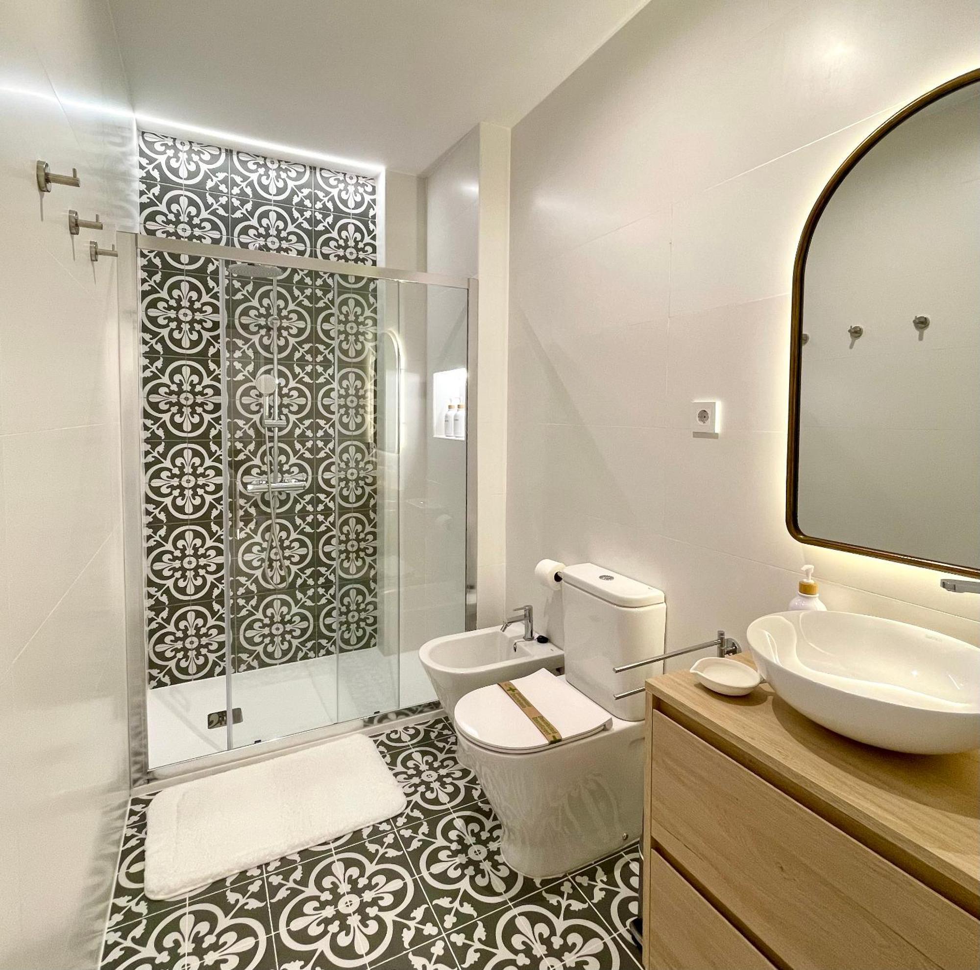 Piso Con Patio, 3 Habitaciones, En La Goleta Малага Екстериор снимка
